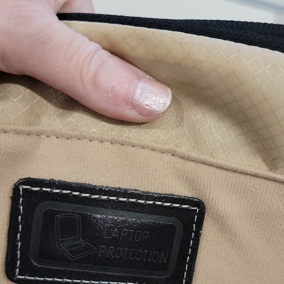 McKlein Sleek Black Leather Briefcase/Laptop Bag - Picture 8 of 11